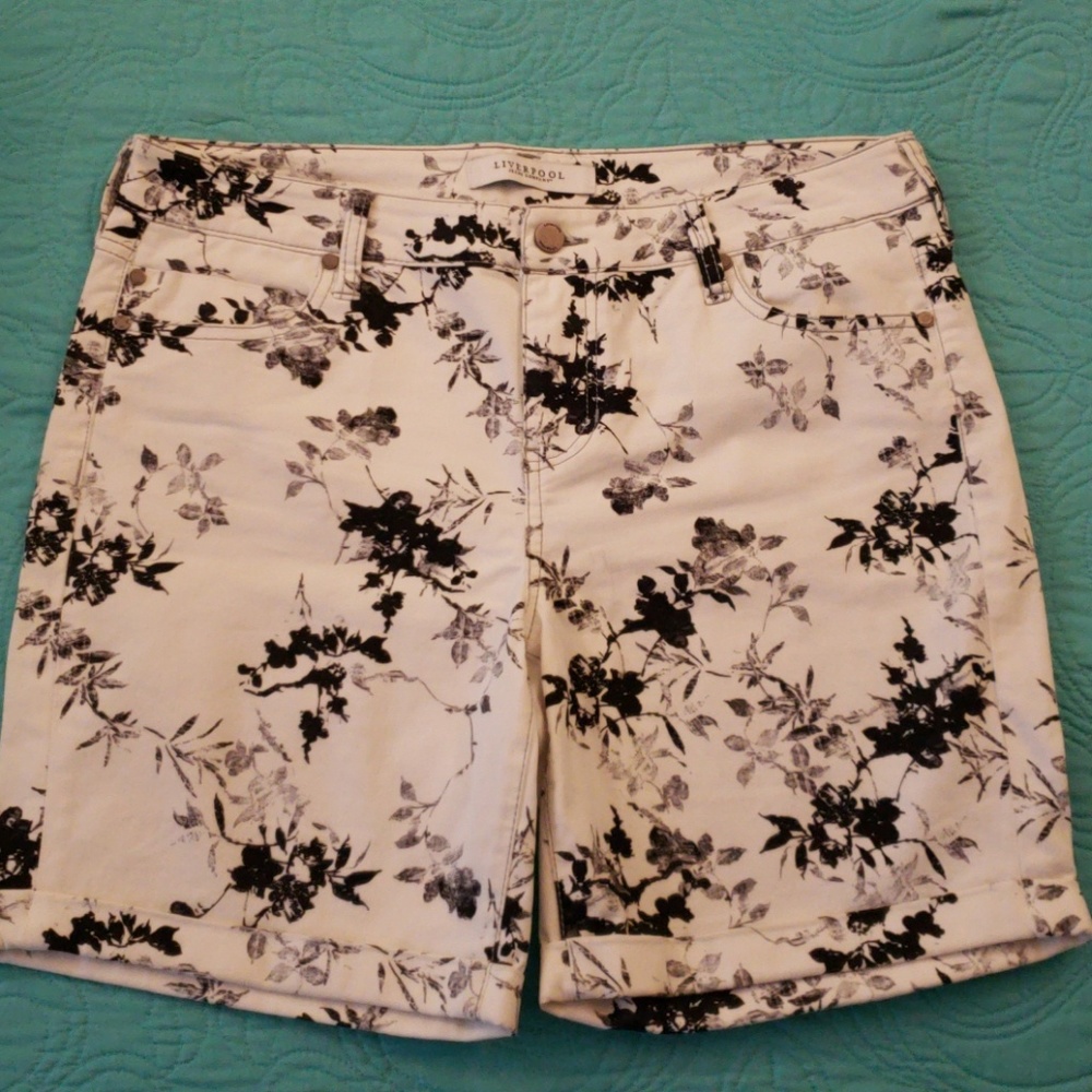 Print design black & white shorts